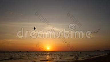 夕阳西下，风筝冲浪者在大海上飞翔